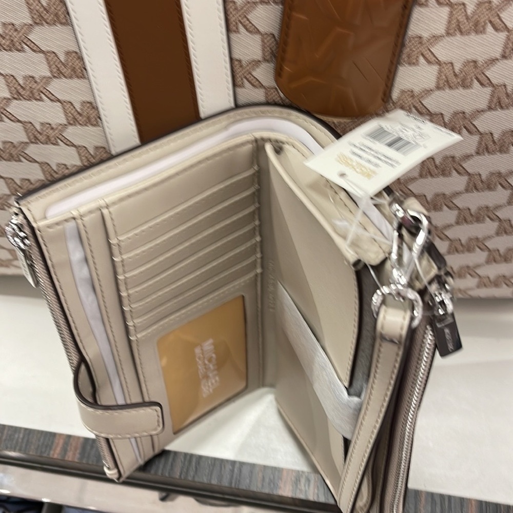 MICHAEL KORS LARGE DOUBLE ZIP WRISTLET
Light Sand Multi - Picture 9 of 16